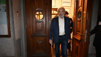 FOTO: Zdeněk Svěrák odchází ze své narozeninové oslavy.
