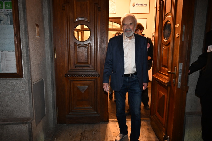 FOTO: Zdeněk Svěrák odchází ze své narozeninové oslavy. – stránka 27