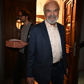 Zdeněk Svěrák odchází ze své narozeninové oslavy.