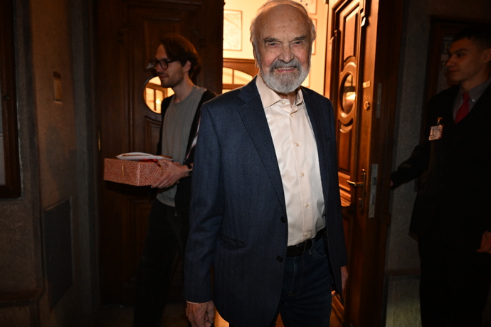 FOTO: Zdeněk Svěrák odchází ze své narozeninové oslavy. – stránka 24