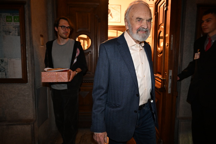 FOTO: Zdeněk Svěrák odchází ze své narozeninové oslavy. – stránka 22