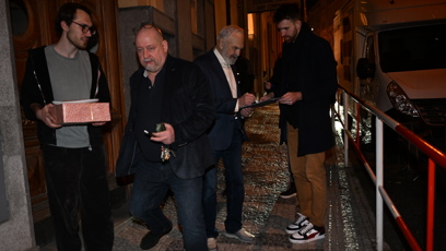 FOTO: Zdeněk Svěrák rozdával podpisy i při odchodu z oslavy.