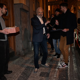 Zdeněk Svěrák odchází ze své narozeninové oslavy.