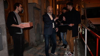 FOTO: Zdeněk Svěrák odchází ze své narozeninové oslavy.