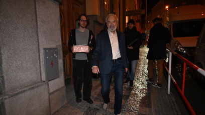 FOTO: Zdeněk Svěrák odchází ze své narozeninové oslavy.
