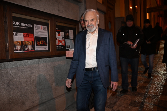 FOTO: Zdeněk Svěrák odchází ze své narozeninové oslavy. – stránka 15