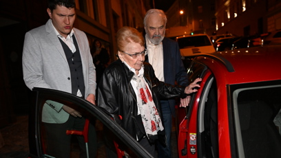 FOTO: Zdeněk Svěrák pomohl své manželce do auta.