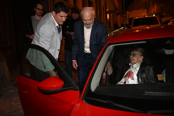 FOTO: Zdeněk Svěrák s manželkou odjíždějí z jeho narozeninové oslavy. – stránka 9