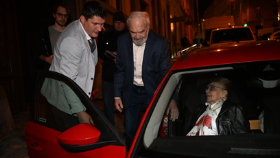 FOTO: Zdeněk Svěrák pomohl své manželce do auta.