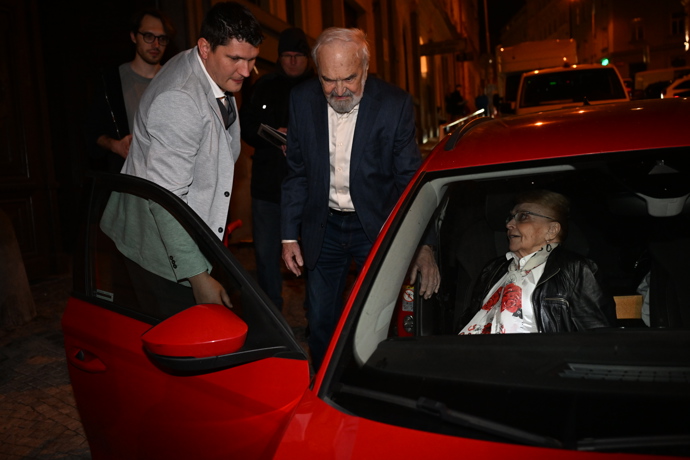 FOTO: Zdeněk Svěrák pomohl své manželce do auta. – stránka 12