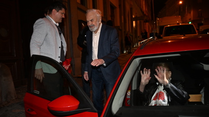 FOTO: Zdeněk Svěrák pomohl své manželce do auta.