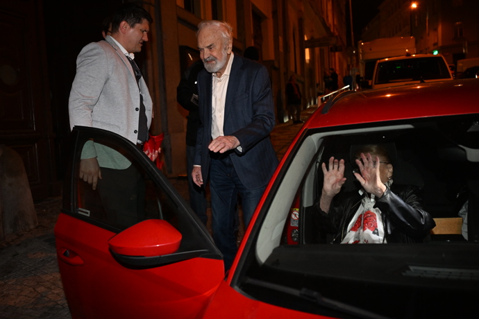 FOTO: Zdeněk Svěrák pomohl své manželce do auta. – stránka 11