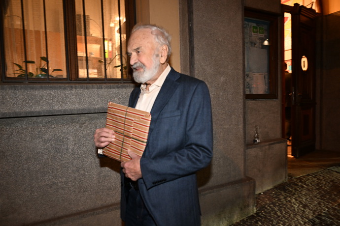 FOTO: Zdeněk Svěrák dostal při odchodu z oslavy dárek. – stránka 8