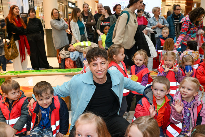 FOTO: Milan Peroutka mezi dětmi. – stránka 3