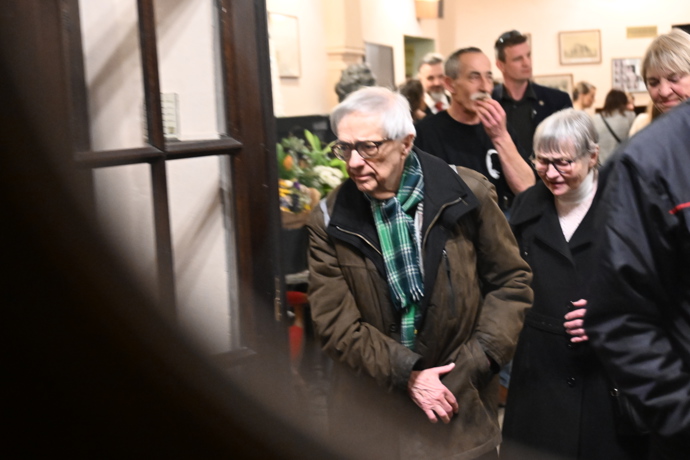 FOTO: Hosté odcházejí z oslavy Zdeňka Svěráka. – stránka 36