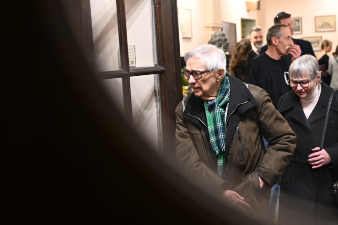 FOTO: Hosté odcházejí z oslavy Zdeňka Svěráka. – stránka 35