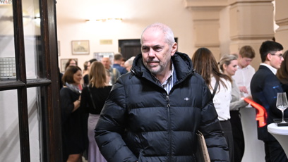 FOTO: Marek Eben odchází z oslavy Zdeňka Svěráka.