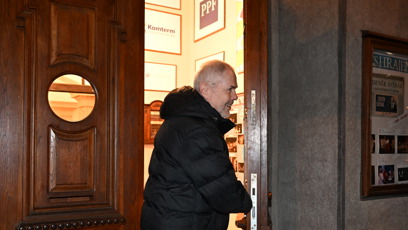 FOTO: Marek Eben odchází z oslavy Zdeňka Svěráka.
