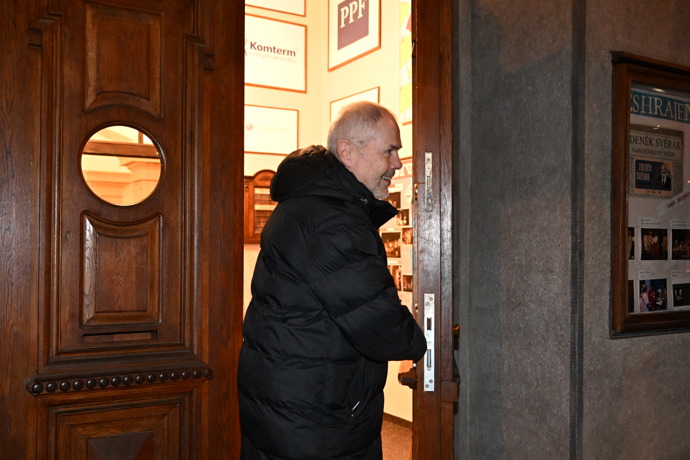 FOTO: Marek Eben odchází z oslavy Zdeňka Svěráka. – stránka 4