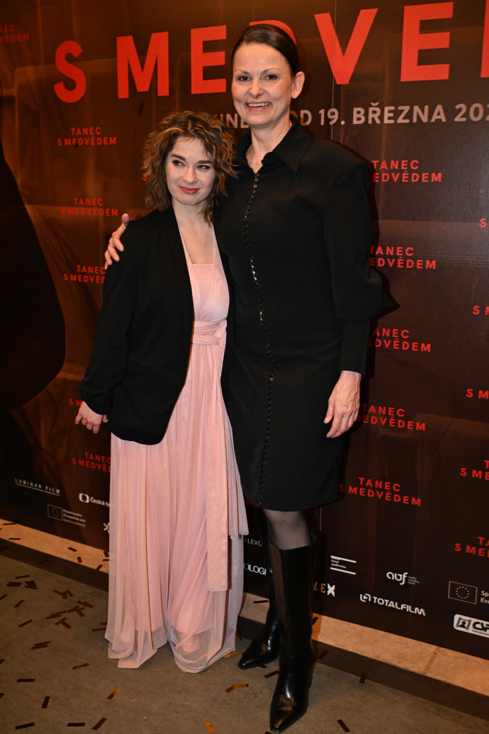 FOTO: Herečka Klára Melíšková a Pavla Gajdošíková. – stránka 2