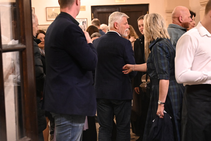 FOTO: Petr Pavel a Eva Pavlová na narozeninách Zdeňka Svěráka. – stránka 49