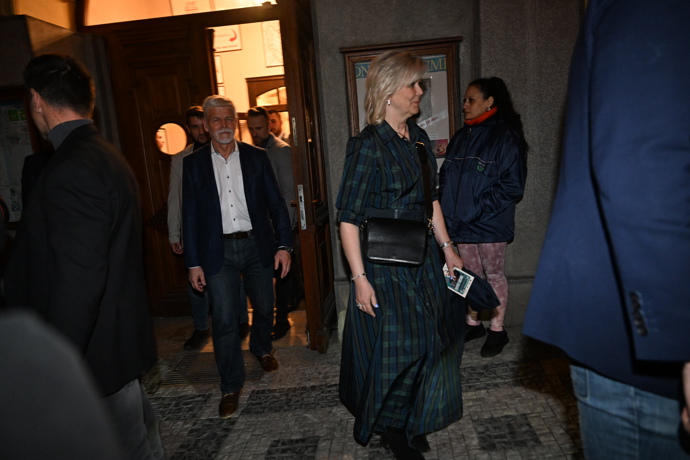 FOTO: Petr Pavel a Eva Pavlová odcházejí z narozeninové oslavy Zdeňka Svěráka. – stránka 48