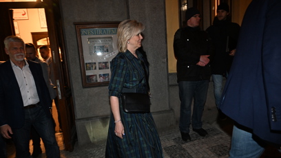 FOTO: Petr Pavel a Eva Pavlová odcházejí z narozeninové oslavy Zdeňka Svěráka.
