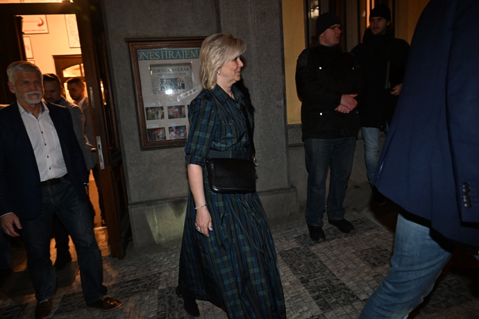 FOTO: Petr Pavel a Eva Pavlová odcházejí z narozeninové oslavy Zdeňka Svěráka. – stránka 47