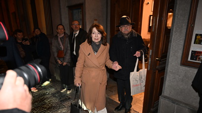 FOTO: Jaroslav Uhlíř s manželkou Helenou odchází z oslavy Zdeňka Svěráka.