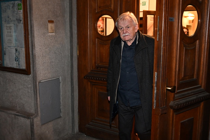 FOTO: Karel Šíp odchází z oslavy Zdeňka Svěráka. – stránka 1