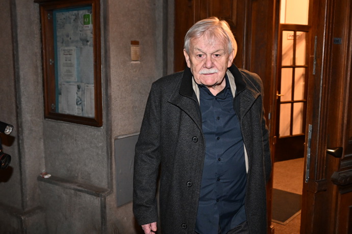 FOTO: Karel Šíp odchází z oslavy Zdeňka Svěráka.