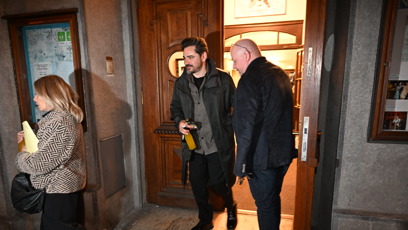 FOTO: Vojta Kotek odchází z oslavy Zdeňka Svěráka.