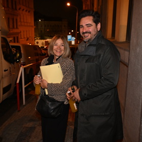 Alena Kotková vystudovala produkci na DAMU a posléze se začala věnovat dabingu. S Vojtou jsou si vizuálně velmi podobní.