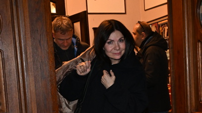 FOTO: Anna K odchází z oslavy Zdeňka Svěráka.