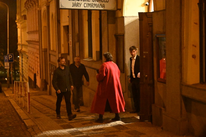 FOTO: Marcela Černá a Kryštof Hádek odchází z narozeninové oslavy Zdeňka Svěráka. – stránka 5