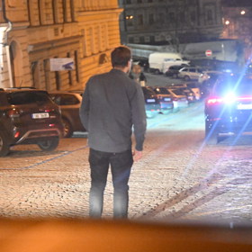 Kryštof Hádek asistoval při odjezdu Bolka Polívky z narozeninové oslavy Zdeňka Svěráka.