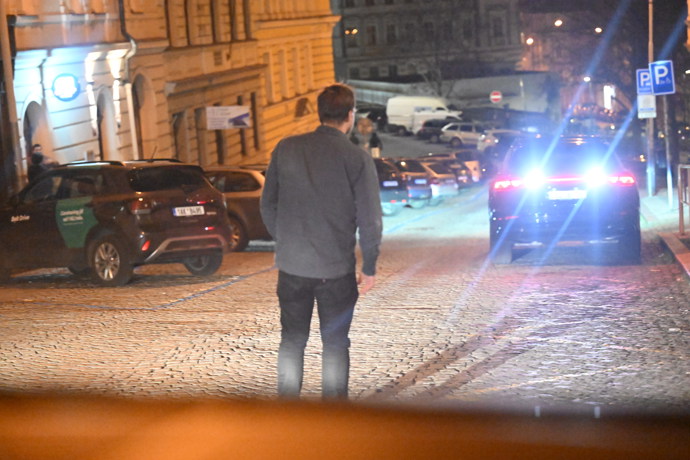 FOTO: Kryštof Hádek asistoval při odjezdu Bolka Polívky z narozeninové oslavy Zdeňka Svěráka. – stránka 1