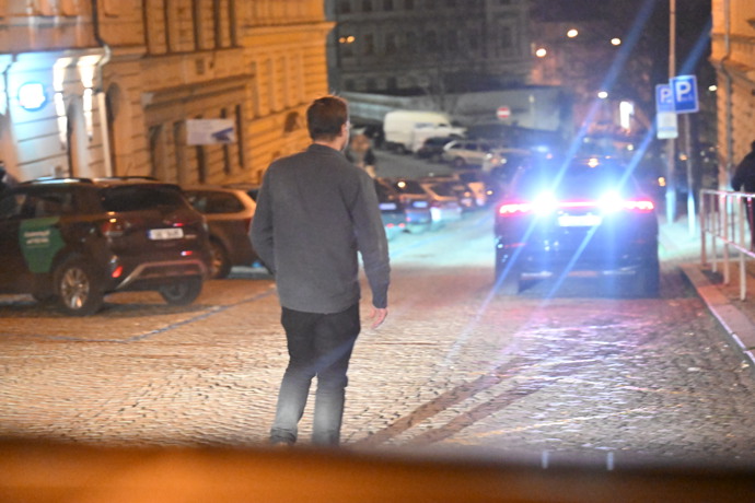 FOTO: Kryštof Hádek asistoval při odjezdu Bolka Polívky z narozeninové oslavy Zdeňka Svěráka.