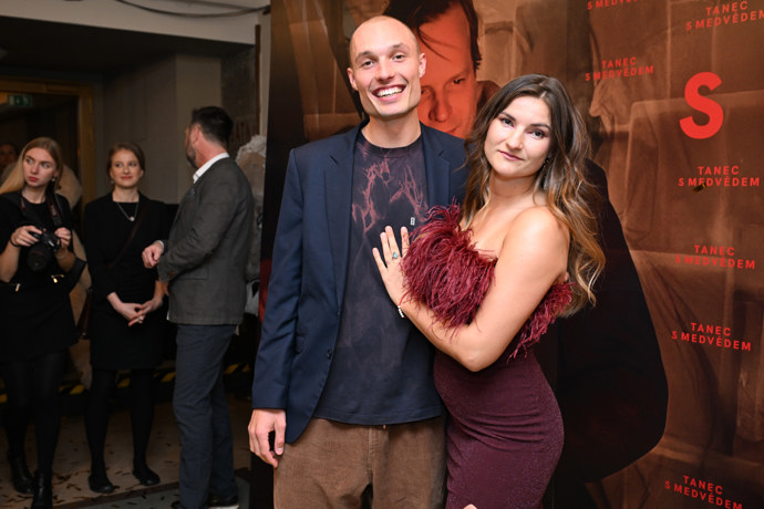 FOTO: Herečka Eliška Soukupová dorazila s partnerem. – stránka 5