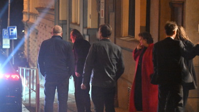 FOTO: Bolek Polívka odchází z narozeninové oslavy Zdeňka Svěráka.