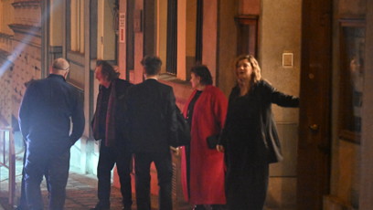 FOTO: Bolek Polívka s manželkou Marcelou Černou odchází z narozeninové oslavy Zdeňka Svěráka.