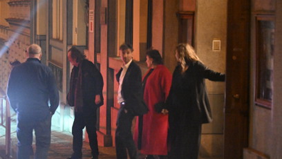 FOTO: Bolek Polívka odchází z narozeninové oslavy Zdeňka Svěráka.