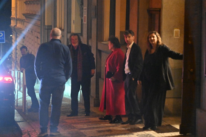 FOTO: Kryštof Hádek odcházel s Bolkem Polívkou ve skvělé náladě. – stránka 11