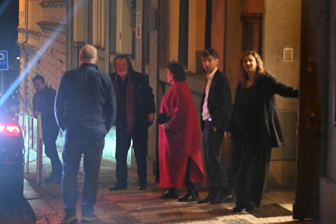 FOTO: Kryštof Hádek a Bolek Polívka odcházejí z narozeninové oslavy Zdeňka Svěráka. – stránka 10