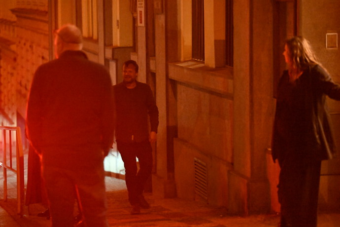 FOTO: Kryštof Hádek odchází z narozeninové oslavy Zdeňka Svěráka. – stránka 8