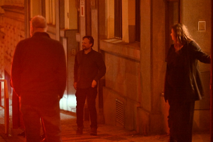 FOTO: Kryštof Hádek odchází z narozeninové oslavy Zdeňka Svěráka. – stránka 7