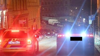 FOTO: Bolek Polívka odjíždí z oslavy narozenin Zdeňka Svěráka.