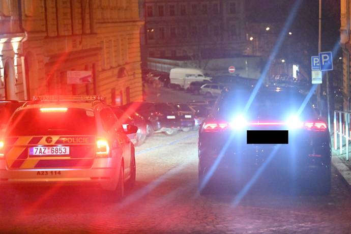 FOTO: Bolek Polívka odjíždí z oslavy narozenin Zdeňka Svěráka. – stránka 13