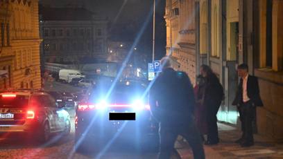 FOTO: Bolek Polívka s manželkou odjíždí z oslavy narozenin Zdeňka Svěráka.