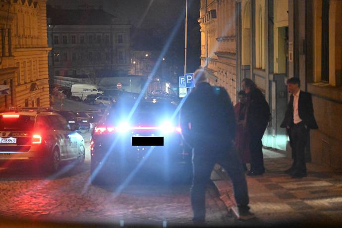 FOTO: Bolek Polívka s manželkou odjíždí z oslavy narozenin Zdeňka Svěráka. – stránka 12